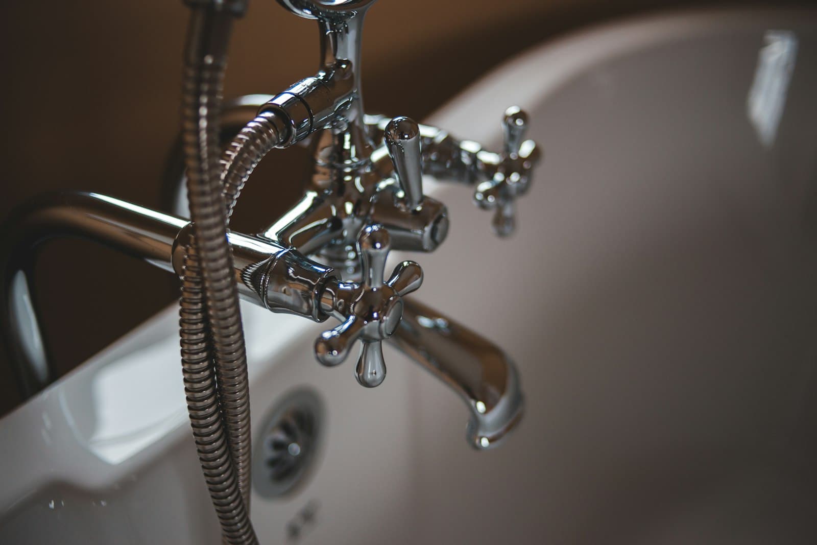 Worn kitchen faucet before replacement
